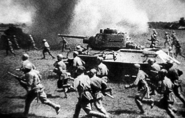 ファイル:640px-T34 tank supported by infantry at the Battle of Kursk.jpg
