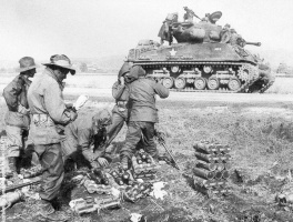 Fichier:264px-M4A3E8 Australian M4A3E8 on the Korean battlefield.jpg