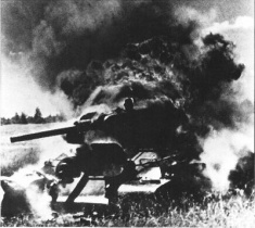 ファイル:235px-T-34 set on fire near Kursk.jpg
