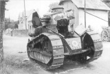 ファイル:160px-Renault entering the trench on trials.jpg