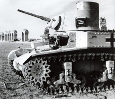 Fichier:233px-M3 Light Tank captured by the Germans in North Africa.png