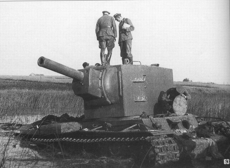 Fichier:800px-KV 2 Stuck in swamp 1942.jpg