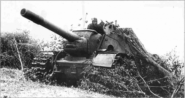 ファイル:640px-Su-152 assault gun, in ambush under heavy cammo at Kursk.jpg