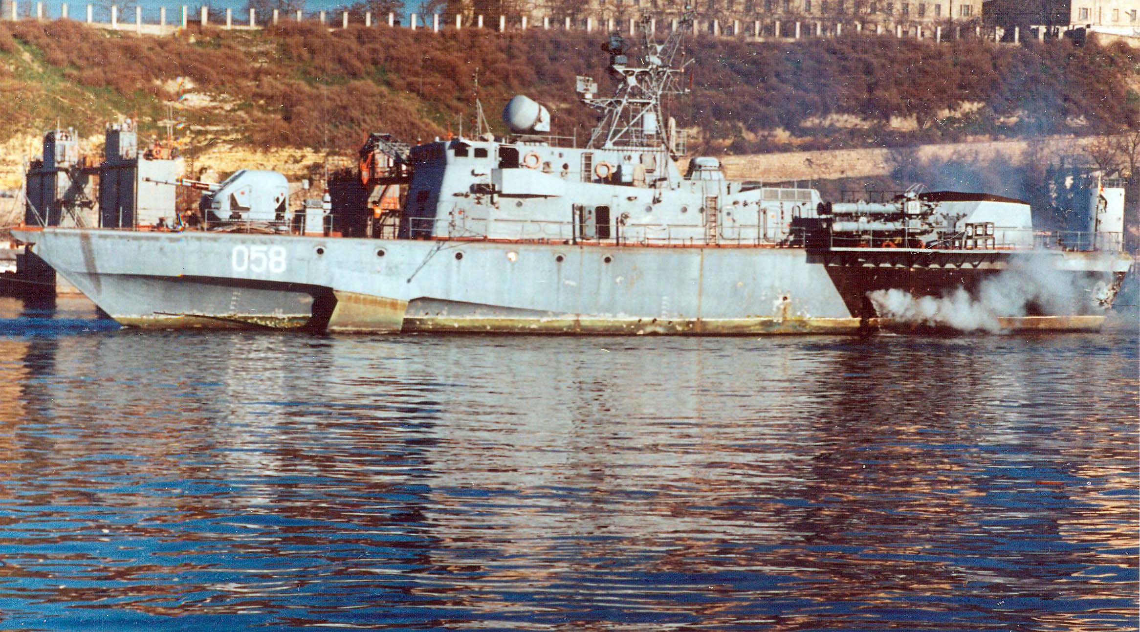 Рубеж 90 годов. МПК 215. Черноморский флот в Севастополе в 1990. Севастополь Южная бухта 90е годы корабли. Севастополь бухта подводных лодок.