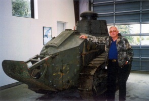 ファイル:294px-Lt. Col Gene Berbaum with a FT-17.jpg