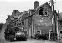 ファイル:200px-M7 Priest in Carentan.jpg
