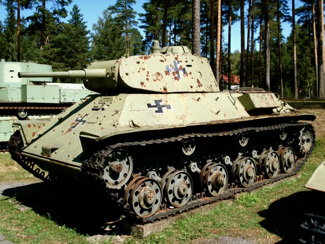ファイル:640px-T-50 with Finnish markings at Parola tank museum.jpg