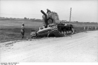 ファイル:200px-Abandoned KV-2 tank, July 1941.jpg