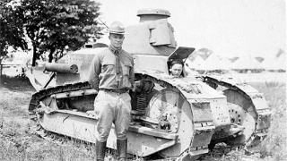 Fichier:320px-Leiutenant Colonel Dwight D. Eisenhower, inm front of FT17 tank, 1919..jpg