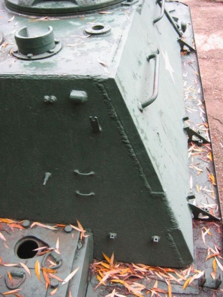 Fichier:450px-Su122-54. note the welds and plate thickness..jpg