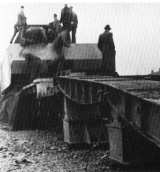 ファイル:160px-Maus transported by rail.jpg
