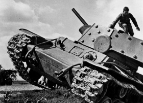 ファイル:280px-KV1 tank bw.jpg