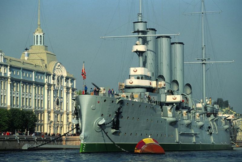 File:Аврора на вечной стоянке.jpg