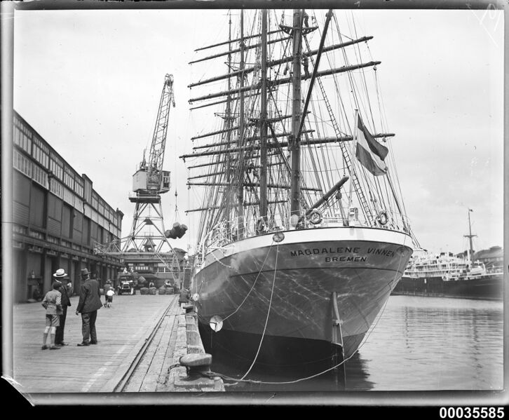 Plik:MAGDALENE VINNEN Sydney, March 1933.jpg