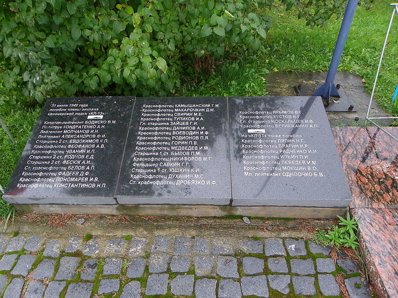 Plik:Мемориальная доска погибшим матросам КЛ-13.jpg
