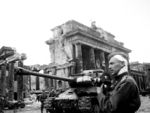 SOldat_s_kameroi_IS-2.jpg