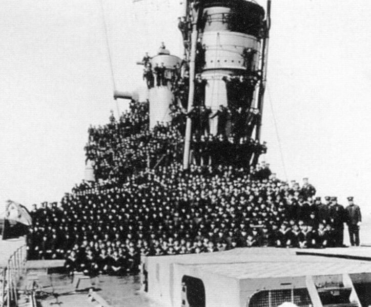 Datei:IJN Chiyoda - crew.jpg