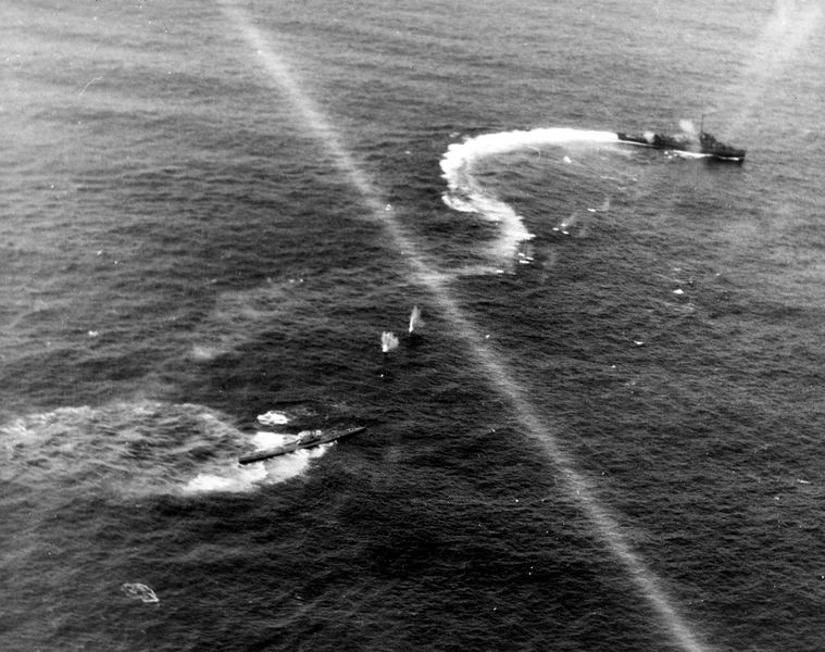 Plik:USS Chatelain (DE-149) attacking U-515.jpg