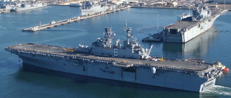 Plik:LHD-6-USS-Bonhomme-Richard-2003.jpg