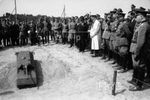 200px-Maus_Demonstration_model_for_remote_control_and_a_wooden_model_probably_1_1_M_Adolf_Hitler_and_his_suite_of_05_14_1943.jpg