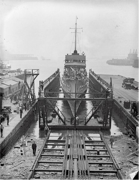Plik:USS Davis Dock.jpg