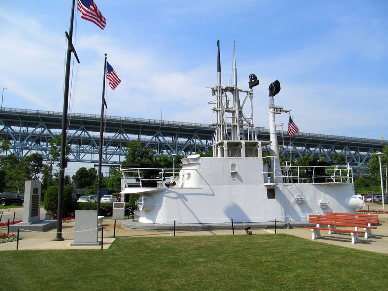 Archivo:National Submarine Memorial, Groton.jpg