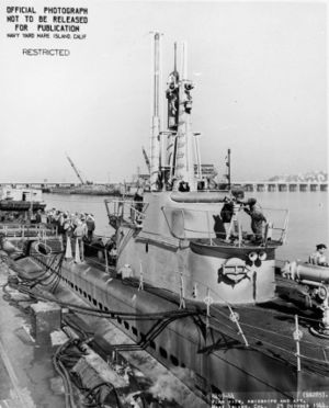 Вид на рубку USS Balao (SS-285) со стороны носа во время модернизации (октябрь 1944)