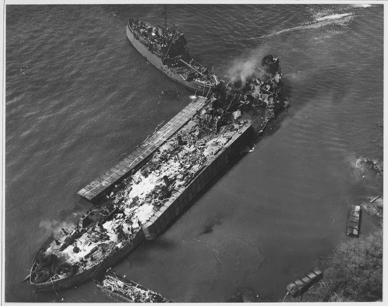 Plik:Burning hulk of USS LST-480.jpg