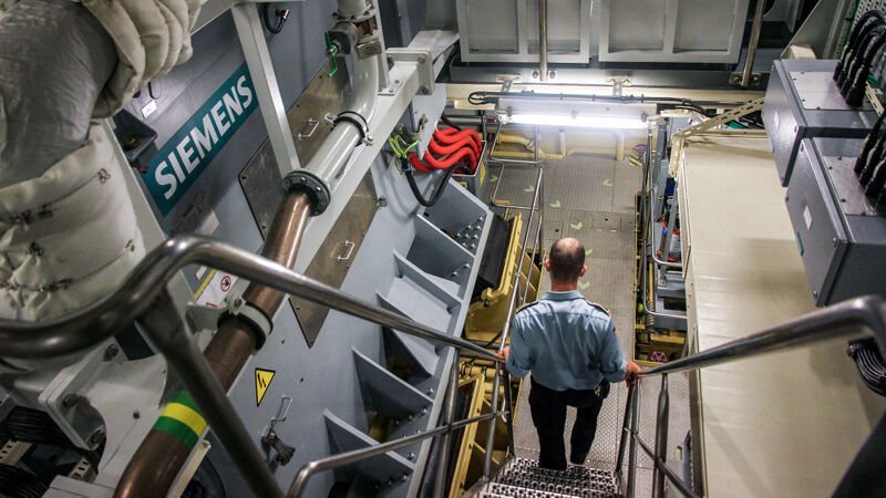 Plik:Maschinenraum-eines-schiffes-mit-marinesoldat.jpg