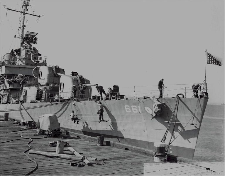 Plik:Destroyer USS DD-661 1945.jpg
