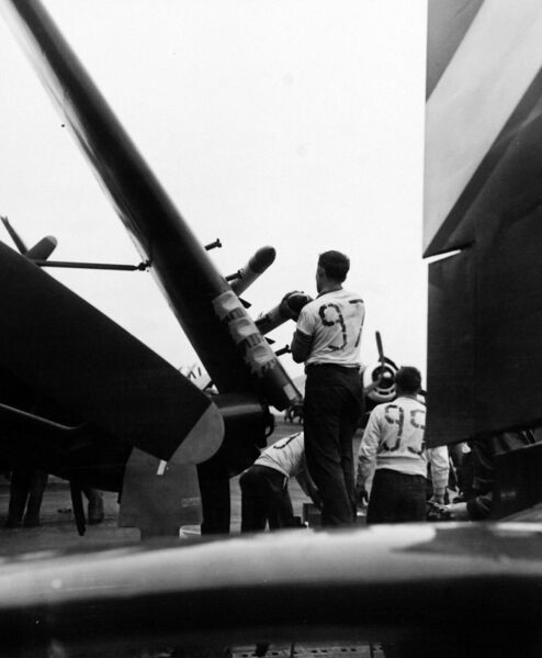 Plik:USS Hancock-1945.jpg