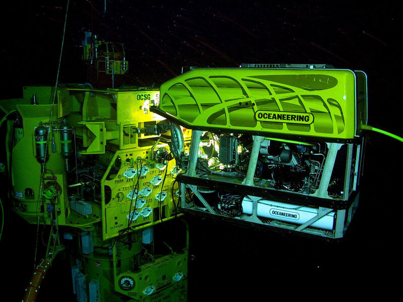 Arquivo:Maintenance-operation-on-an-underwater-structure-by-a-work-class-RO-Released-by.jpeg