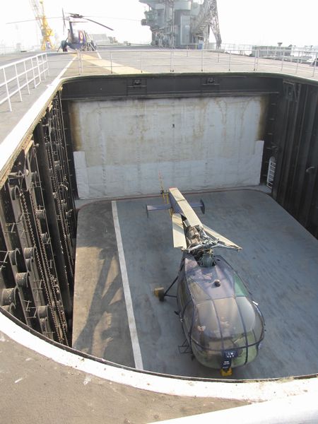 File:Aircraft lift of Vikrant.JPG