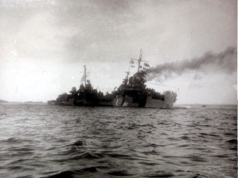 Arquivo:Honolulu damaged by torp.jpg