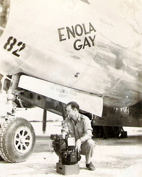Plik:ThomasFerebee with Norden Bombsight.jpg