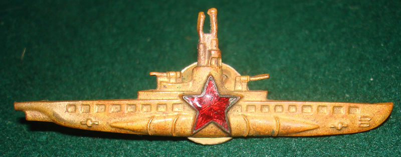 File:Знак «Командир подводной лодки» 1943ав.jpg