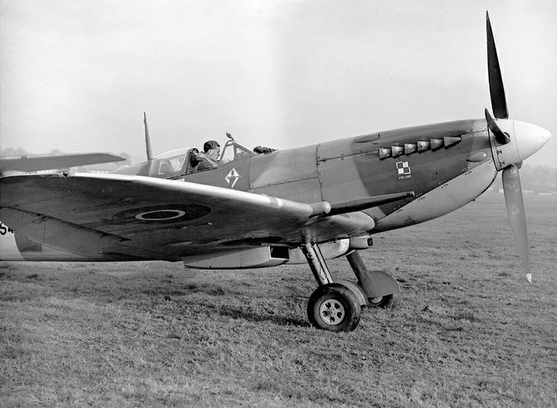 File:Spitfire-MkIXc-RAF-306Sqn-UZ-Z-Joseph-Zulikowskiego-BS456-Northolt-England-Nov-16-1942-04.jpg
