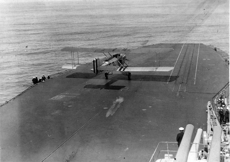 File:Martin T3M-1 взлетает с Lexington.jpg