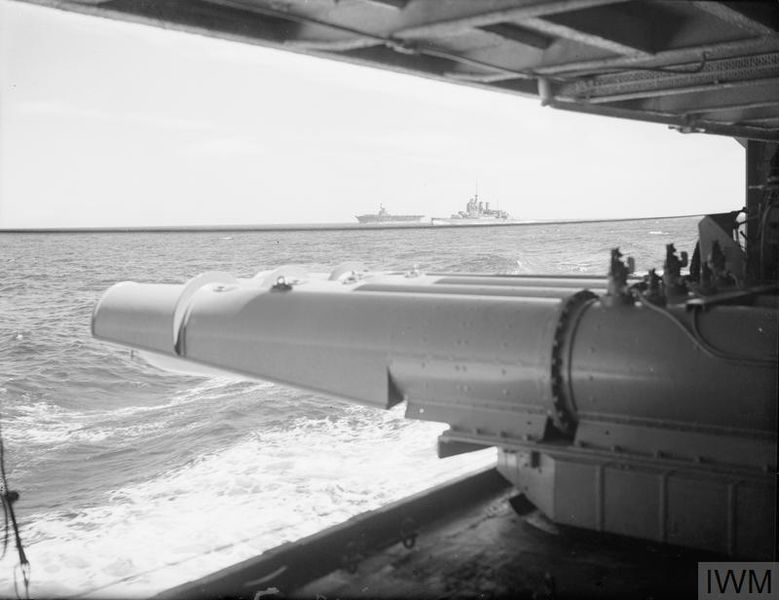Arquivo:HMS Sheffield torpedo tubes.jpg