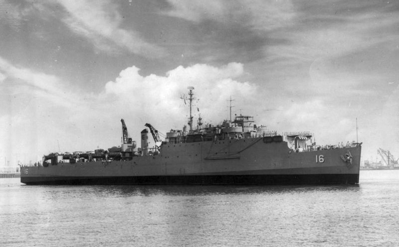 Plik:USS Cabildo (1944) 4.jpeg