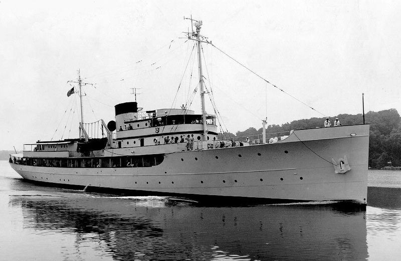 Datei:USS Williamsburg (AGC-369).jpg