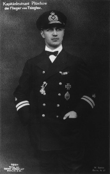 Plik:Kapitänleutnant Plushow.jpg