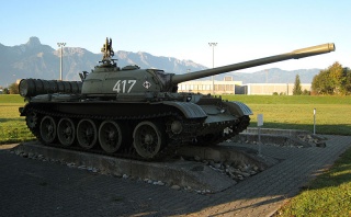The_T-54,_displeayed_at_the_Panzermuseum_Thun,_can_be_recognized_by_the_dome-shaped_ventilator_on_the_turret_roof,_which_the_T-55_lacks.jpg