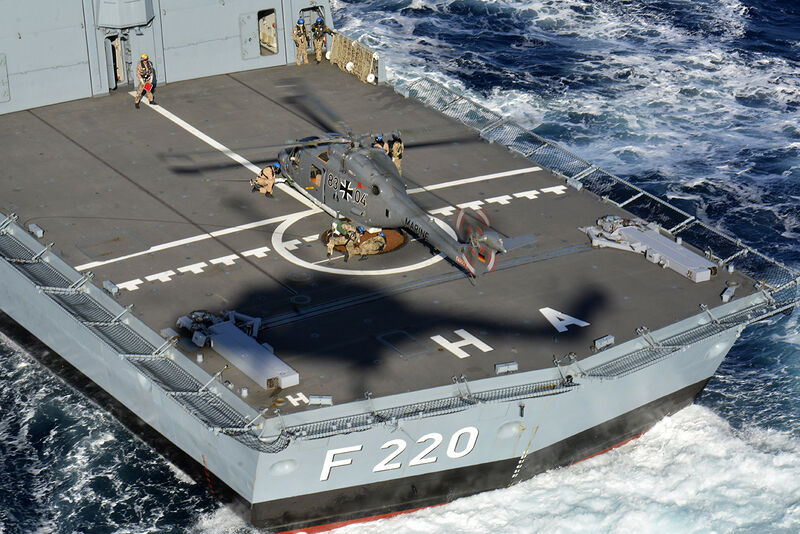 Plik:Dual flying exercise 25 (21815267873).jpg