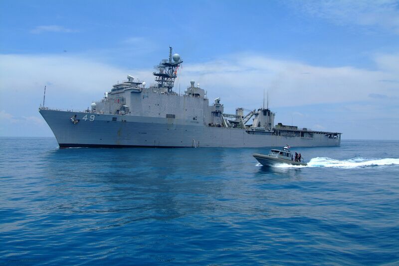 Plik:USS Harpers Ferry (LSD 49)55.jpg