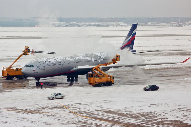 File:Aeroflot Airbus A330-200 de-icing Pereslavtsev.jpg