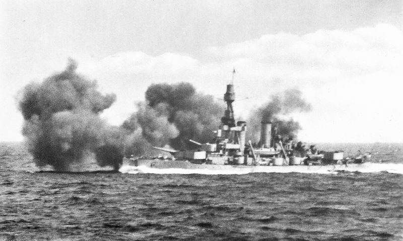 Arquivo:Sverige class ship firing.jpg