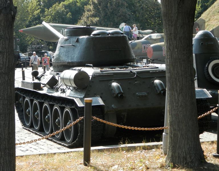 Arquivo:T34-85 kiev4.jpg