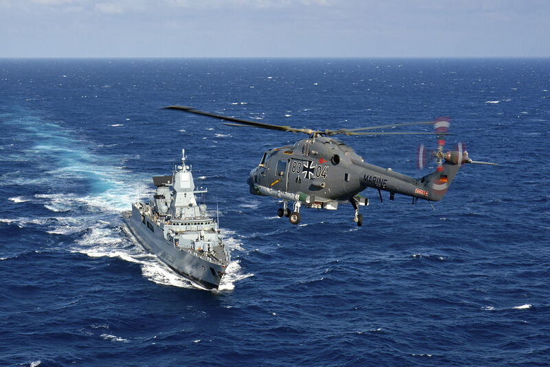 Plik:Dual flying exercise 6 (22447364761).jpg