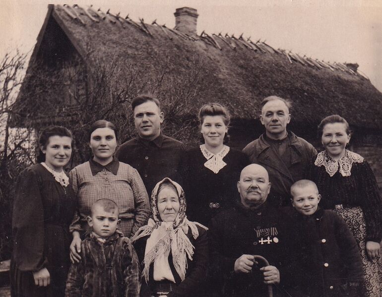 Archivo:Германович с женой и детьми.jpg